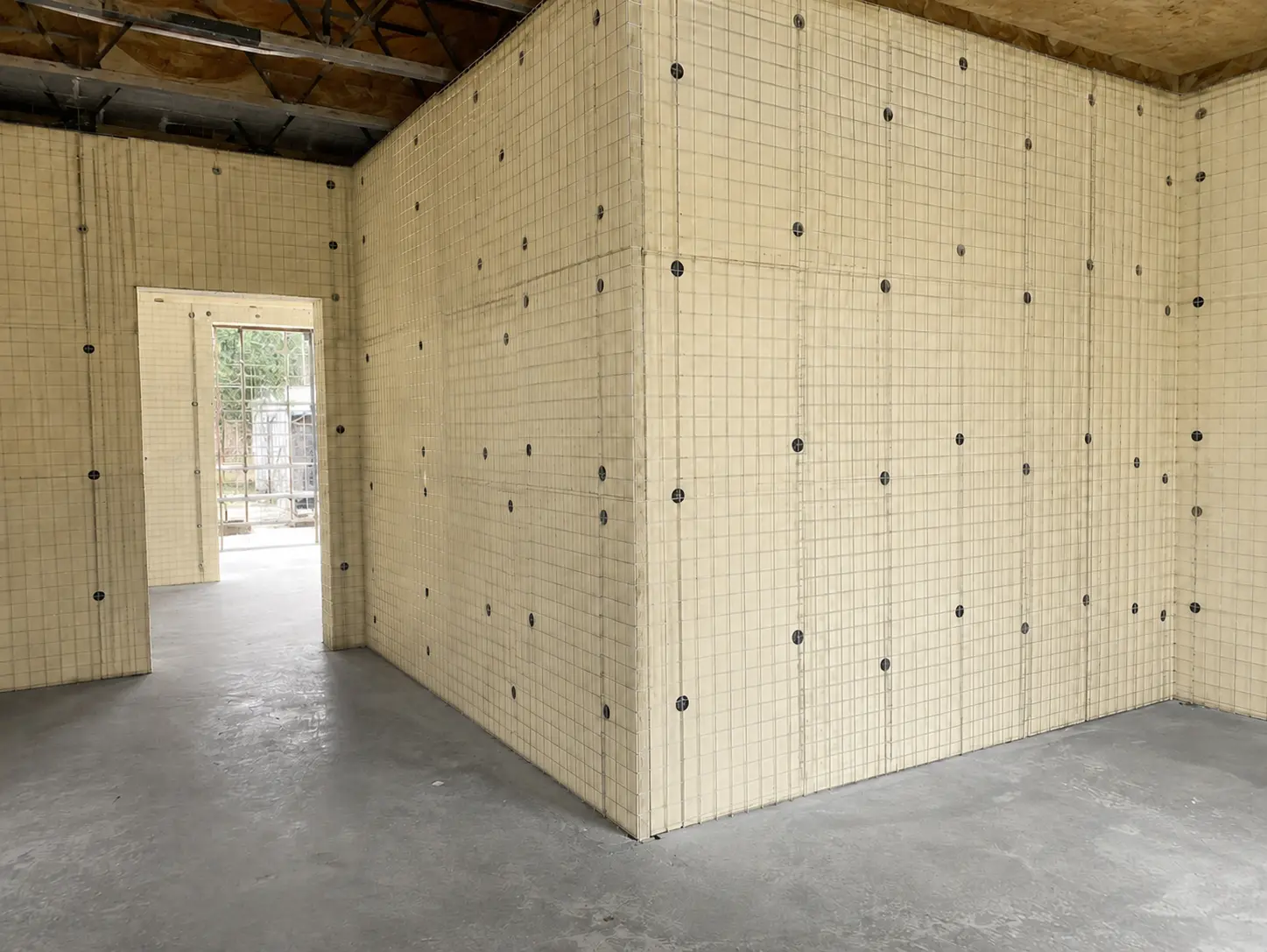 Ambiente interno com painel monolítico