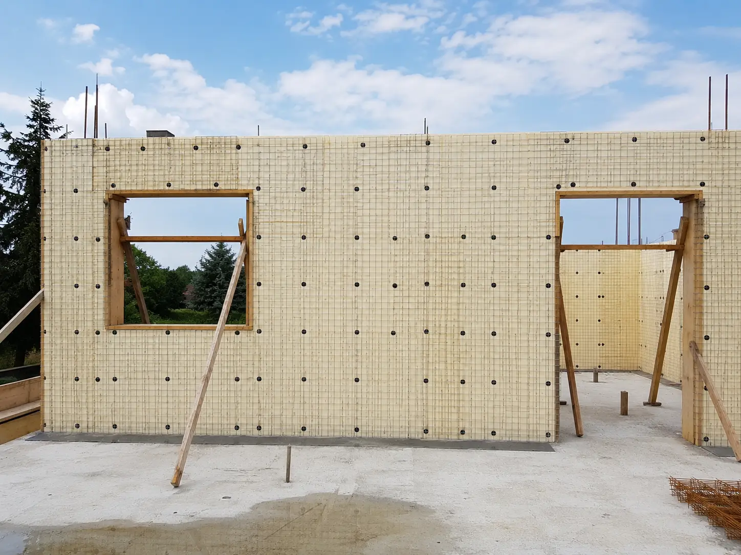 Estrutura em painel monolítico com aberturas